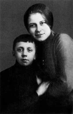 Александра Есенина с сыном поэта Юрием Изрядовым