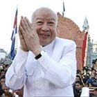 Нородом Сианук родился в 1922 г.; был королем Камбоджи (Кампучии) с 1941 по 1955 и с 1993 по 2004 г. Отрёкся от престола в пользу сына.